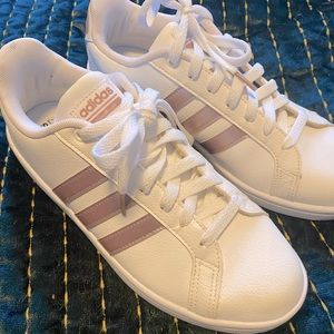 Woman’s Adidas cloud foam sneakers